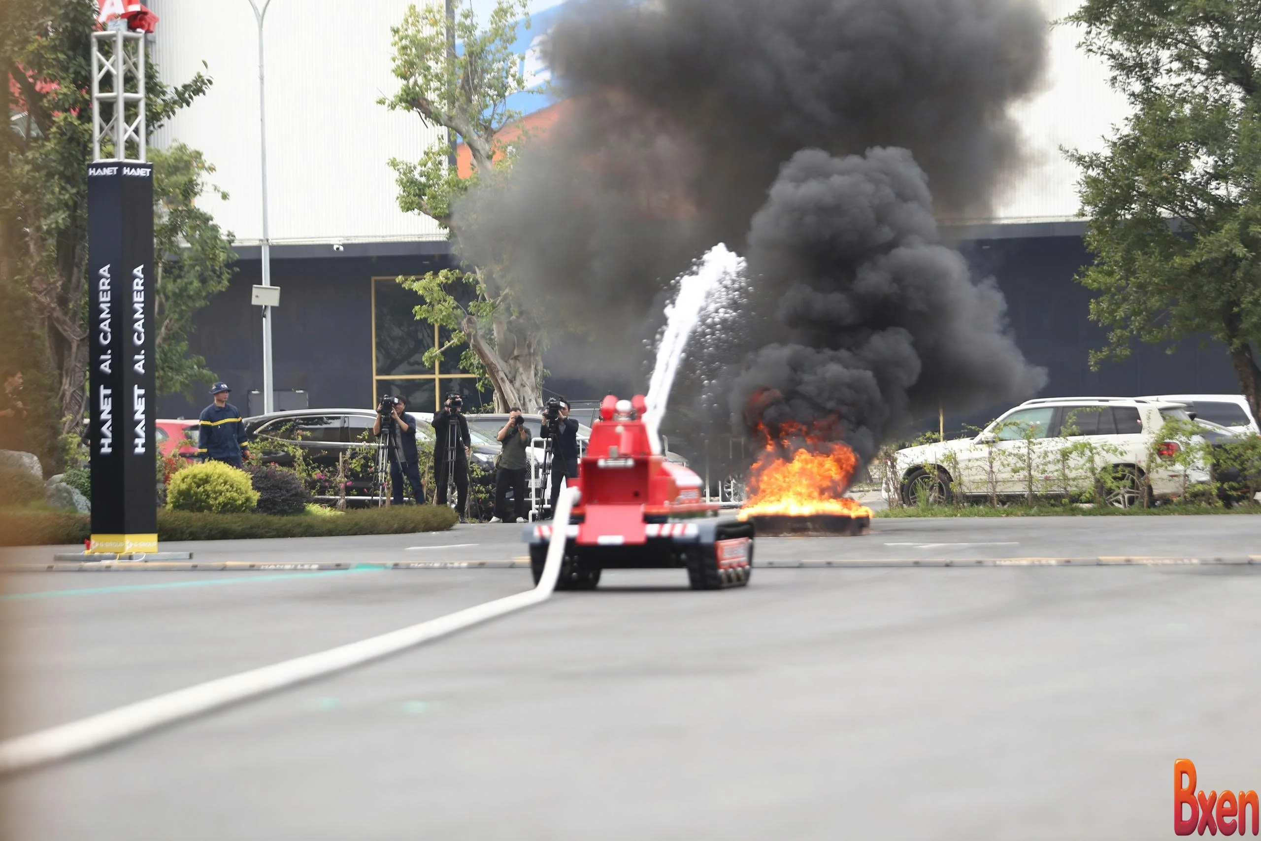 Xem robot thay con người dập lửa cứu hộ và làm dịch vụ công-1.webp